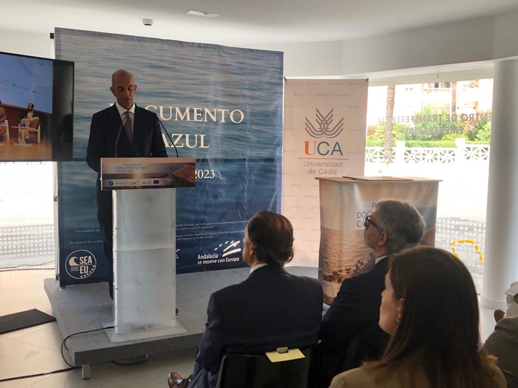 univcadiz's tweet photo. La UCA presenta ‘Documento Azul Cádiz 2023’ con el objetivo de potenciar el territorio costero gaditano, gracias al trabajo conjunto con la @diputacioncadiz y los ayuntamientos costeros de la provincia junto a la @AndaluciaJunta y en el marco del II @EInnovazul. https://t.co/7GQjg4yYAj