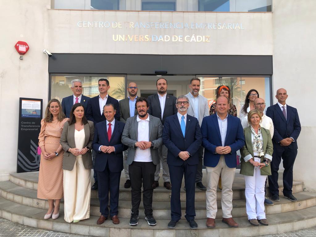 univcadiz's tweet photo. La UCA presenta ‘Documento Azul Cádiz 2023’ con el objetivo de potenciar el territorio costero gaditano, gracias al trabajo conjunto con la @diputacioncadiz y los ayuntamientos costeros de la provincia junto a la @AndaluciaJunta y en el marco del II @EInnovazul. https://t.co/7GQjg4yYAj