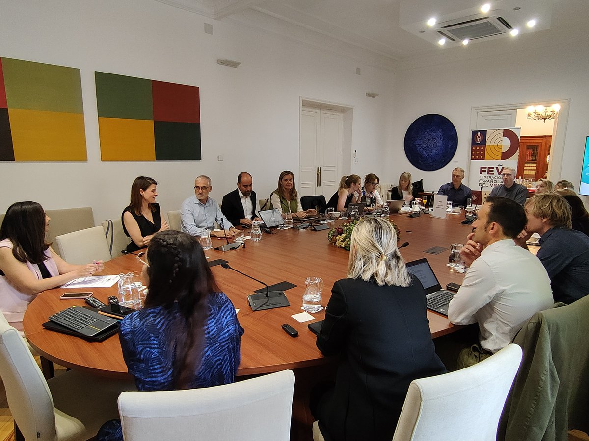 FEV_Vino's tweet photo. La @FEV_Vino organiza una visita técnica de expertos de los monopolios nórdicos @Alko_Oy , @systembolaget, @Vinmonopolet y @VinbudinATVR  para conocer los avances y retos en sostenibilidad del sector vitivinícola español 🍷🇪🇸🇫🇮🇸🇪🇳🇴🇮🇸https://t.co/2JTul1djHU https://t.co/eIq566EM4c
