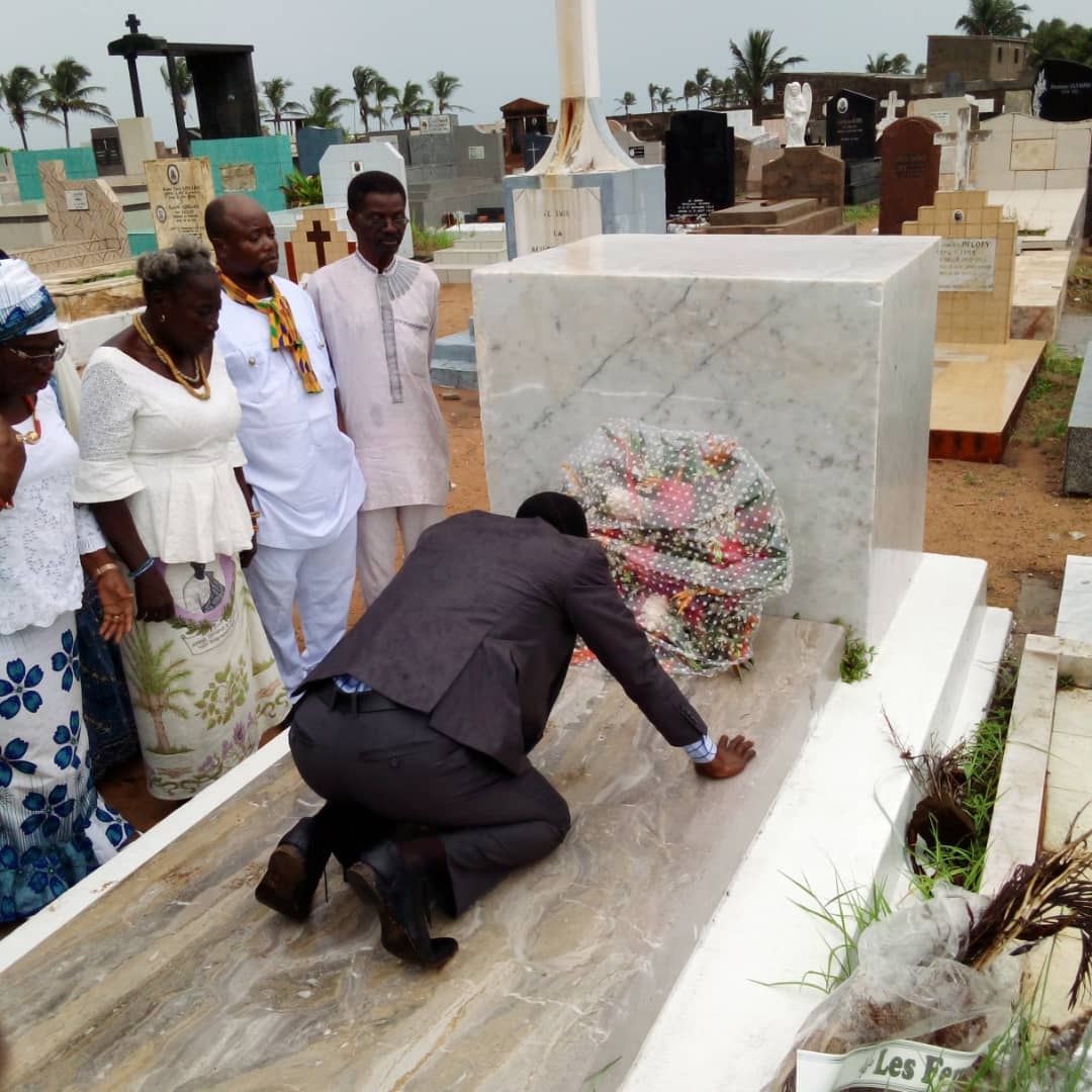 #Togo Le Coordonnateur Général de la #DMK était hier 27 avril sur la tombe de Sylvanus Olympio père de l'indépendance du Togo  pour se recueillir et chercher un nouveau souffle pour parachever la revolution électorale du 22.02.2020
<a href="/leTogoRT/">Togo | Retweet</a>