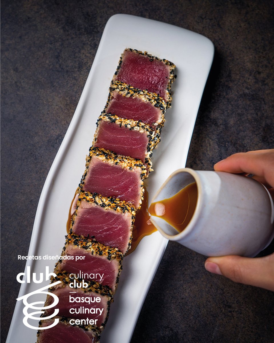 EROSKI's tweet image. Atún y poco más hace falta para cocinar una receta digna de estrella Michelín👩‍🍳 Prepárate para convertirte en el cocinero favorito de tus invitados con este #tataki 🥢 ¡No creerás haberlo hecho tú! eros.ki/98f10b

#EROSKIcontigo #BasqueCulinaryCenter #TuMomentoCocinillas