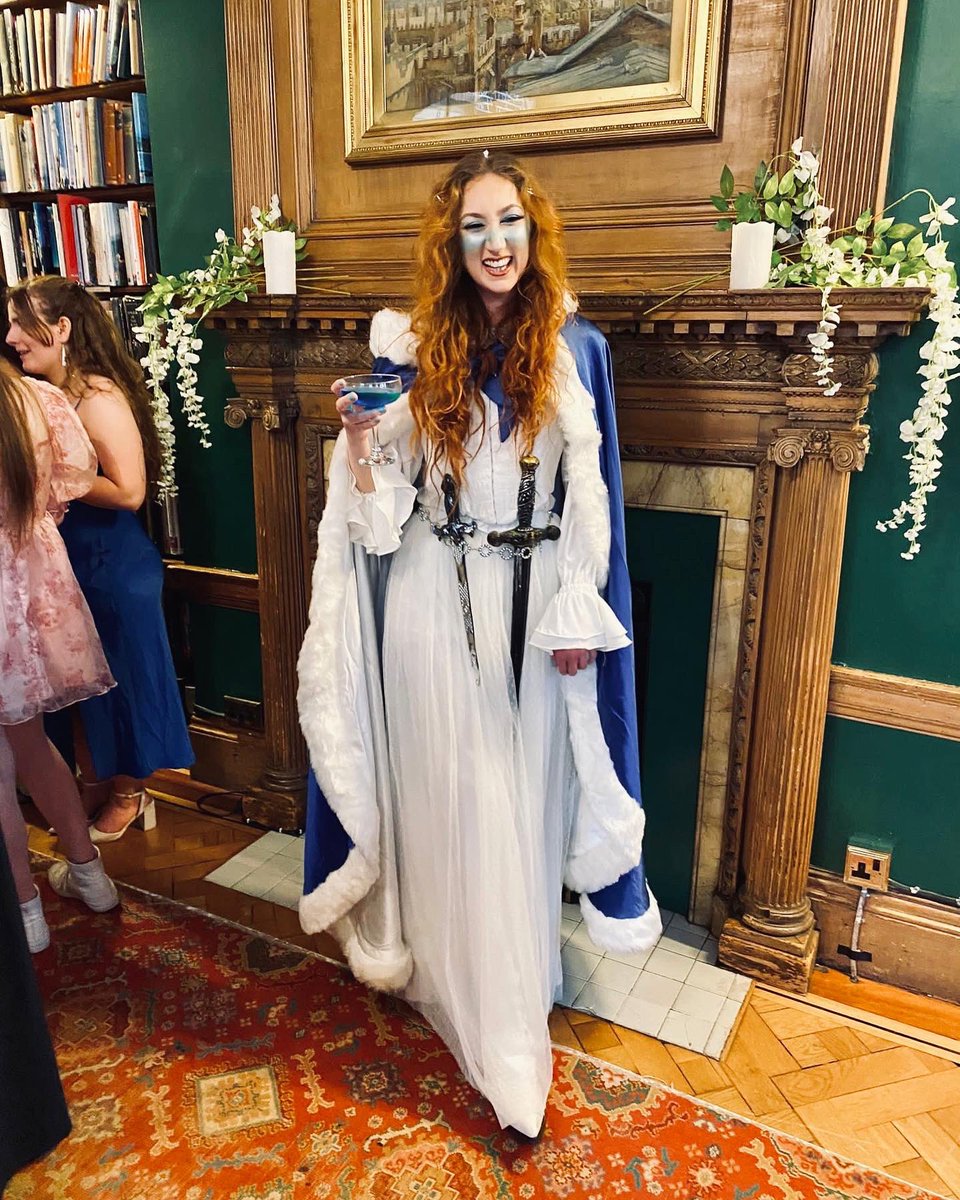 👑 CURSED CROWNS LAUNCH 👑

I can’t believe I’ve been allowed to dress up like a princess TWICE now thanks to @kwebberwrites and @doyle_cat ✨

Thank you to @EMTeenFiction for putting together another incredible event full of fun and friends 💙

#TwinCrowns #CursedCrowns