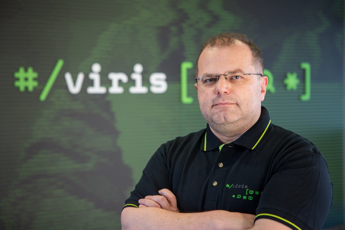 Milan Gabor: “Danes je skoraj težko razumeti, ampak v srednji šoli sem celo poletje delal v podjetju, ki je prodajalo računalnike, da sem si lahko kupil svoj prvi CD-ROM bralnik.”

👀✍️ Več o svojem življenju je za KLIN zaupal Nini Rozman.