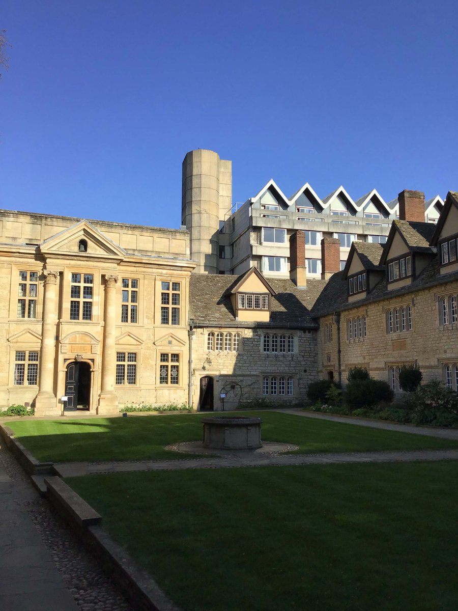 oxfordalumni's tweet photo. Enjoy a gorgeous spring afternoon at @StEdmundHall with its stunning living wall and enormous tulips! 

#TeddyHall #OxfordSpring #OxfordColleges

📷Oxford Alumni https://t.co/g26gLYGlaz
