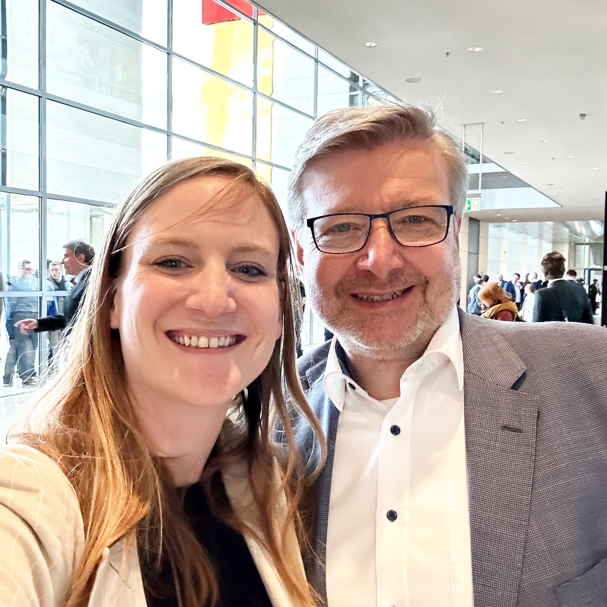 Warum wir so strahlen? Nach unserer Kenntnis ist gerade am 27. #April der Referentenentwurf in die Ressortabstimmung gegangen. Das bedeutet, es sind nur noch wenige Meter bis zu uns in Parlament! #DankeKarl #Legalizit #weedmob