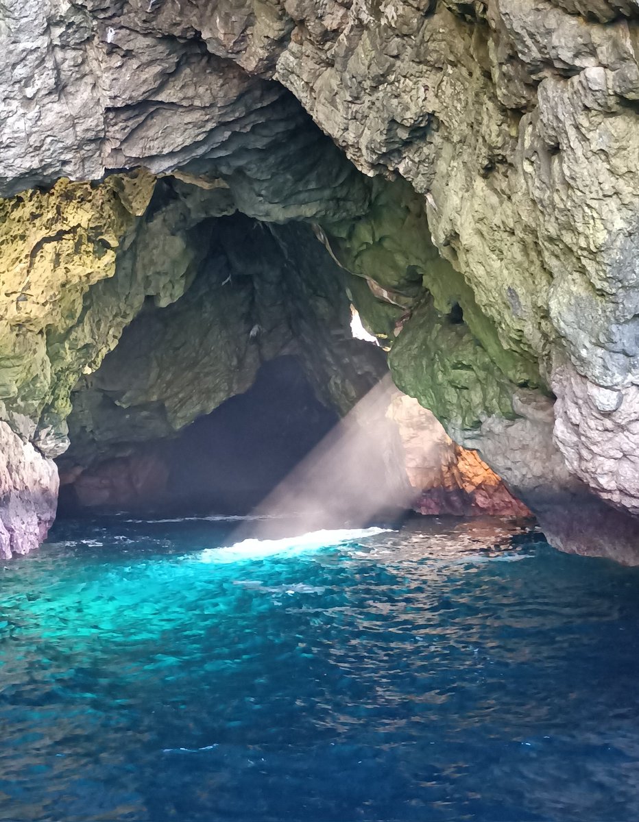 5. You could see the magic immediately upon entering the second cave. #DesPhoques #EastCoastTours #Tasmania #Australia @TX4Earth