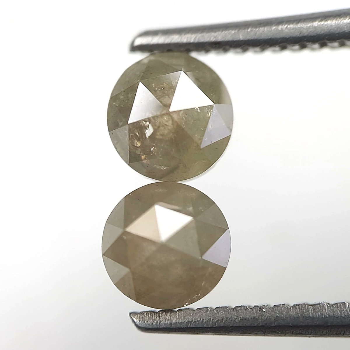AvellinnoJewels's tweet image. 0.84 Ct Round Rose Cut Rustic Pair Diamond For Handmade Jewelry

avellinno.com/products/0-84-…

#roundrusticdiamond #roundrosecut #roundshapediamond #looserounddiamond #facetedcutdiamond #browncolordiamond #graydiamond #naturaldiamond #loosediamond #stonediamond #pairdiamond