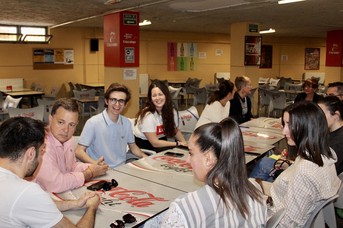 Selopezmanuel's tweet photo. 👥 Escuchando a nuestros jóvenes estudiantes en la universidad.

💙Quiero darles la oportunidad de desarrollar sus proyectos profesionales y personales en albacete y acabar con la falta de oportunidades que les fuerza a irse ahora de nuestra ciudad.
#AlbaceteEntreTodos https://t.co/ZAxK8msJ2T
