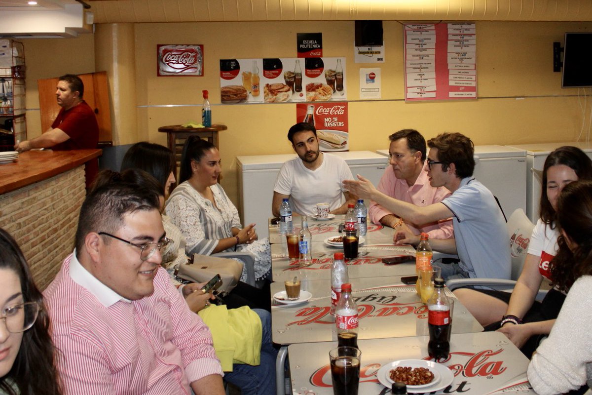 Selopezmanuel's tweet photo. 👥 Escuchando a nuestros jóvenes estudiantes en la universidad.

💙Quiero darles la oportunidad de desarrollar sus proyectos profesionales y personales en albacete y acabar con la falta de oportunidades que les fuerza a irse ahora de nuestra ciudad.
#AlbaceteEntreTodos https://t.co/ZAxK8msJ2T