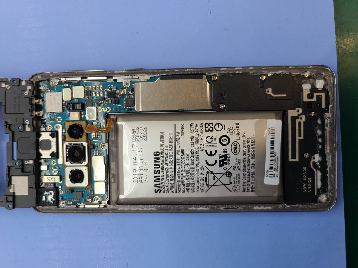 smartmax_repair's tweet image. #GalaxyS10
バッテリー膨張交換修理のご依頼です！いつも当店をご利用頂き誠にありがとうございます🙇
こちらお預かりした時にはすでにリアパネルを浮かす程膨張が進んでおりました😵💦
パンパンに膨らんだバッテリーを新品バッテリーと交換して無事に修理完了です✨
#スマートまっくす
#即日
#修理