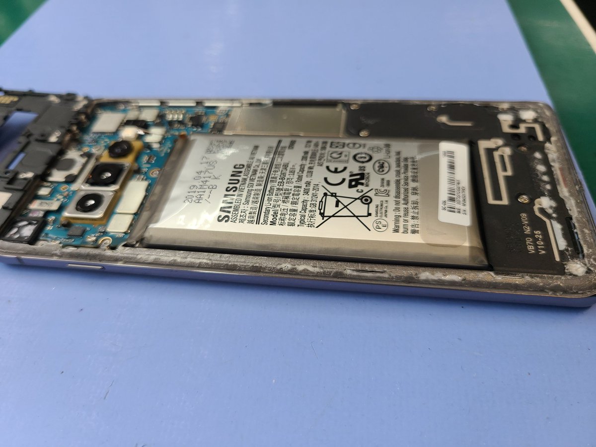 smartmax_repair's tweet image. #GalaxyS10
バッテリー膨張交換修理のご依頼です！いつも当店をご利用頂き誠にありがとうございます🙇
こちらお預かりした時にはすでにリアパネルを浮かす程膨張が進んでおりました😵💦
パンパンに膨らんだバッテリーを新品バッテリーと交換して無事に修理完了です✨
#スマートまっくす
#即日
#修理