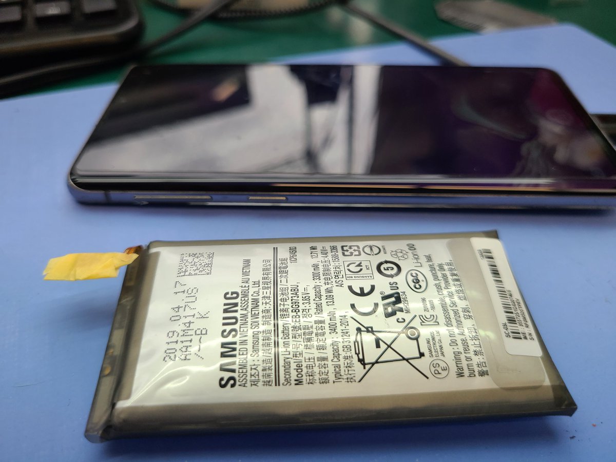 smartmax_repair's tweet image. #GalaxyS10
バッテリー膨張交換修理のご依頼です！いつも当店をご利用頂き誠にありがとうございます🙇
こちらお預かりした時にはすでにリアパネルを浮かす程膨張が進んでおりました😵💦
パンパンに膨らんだバッテリーを新品バッテリーと交換して無事に修理完了です✨
#スマートまっくす
#即日
#修理