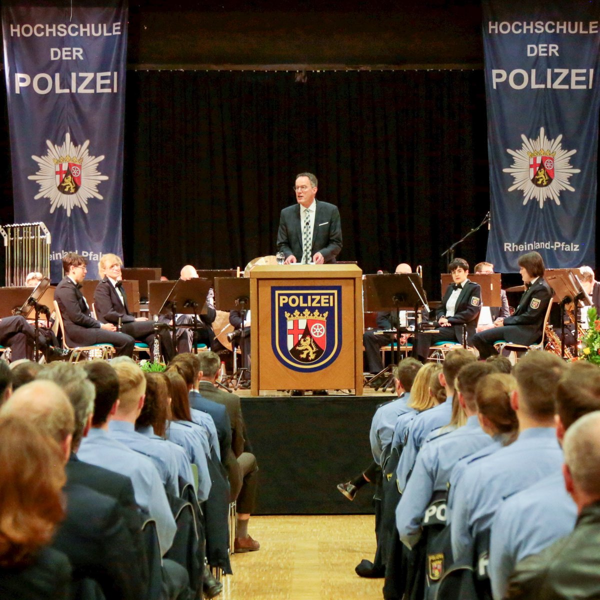 Innenminister Michael #Ebling hat insgesamt 240 Absolventinnen &amp; Absolventen des 23. Bachelorstudiengangs Polizeidienst zu Polizeikommissarinnen &amp; Polizeikommissaren ernannt. Herzlichen Glückwunsch! 👏