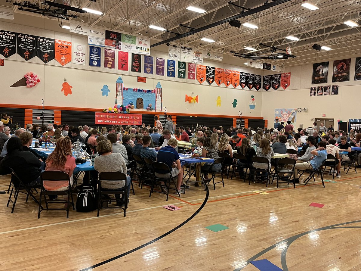 sarakwellman's tweet photo. Student Council and Cheer executed another fantastic Honors Night/Athletic Banquet.  Proud of our kids... who also might be slightly rubbing off on their sponsors. @karlijohnson5 https://t.co/ipzPnhOMVC