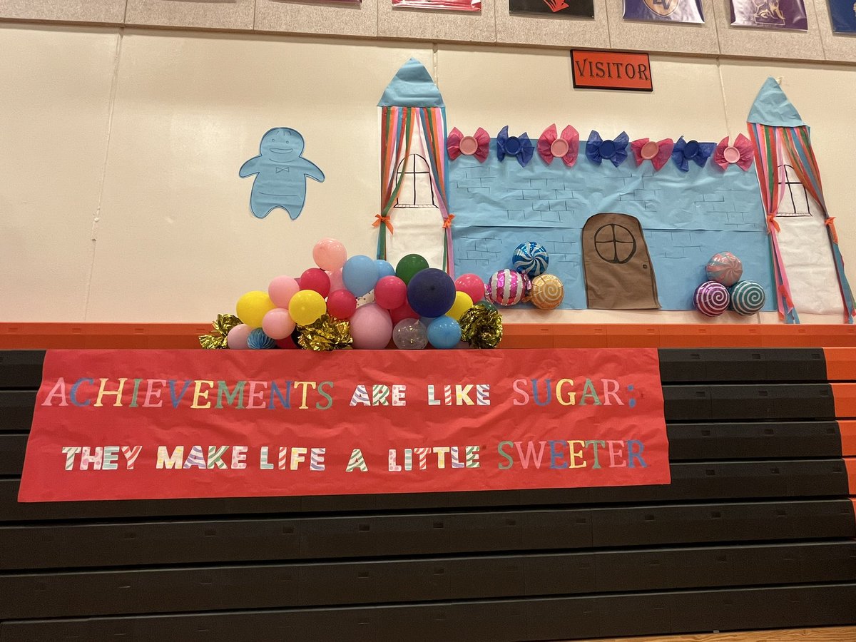 sarakwellman's tweet photo. Student Council and Cheer executed another fantastic Honors Night/Athletic Banquet.  Proud of our kids... who also might be slightly rubbing off on their sponsors. @karlijohnson5 https://t.co/ipzPnhOMVC