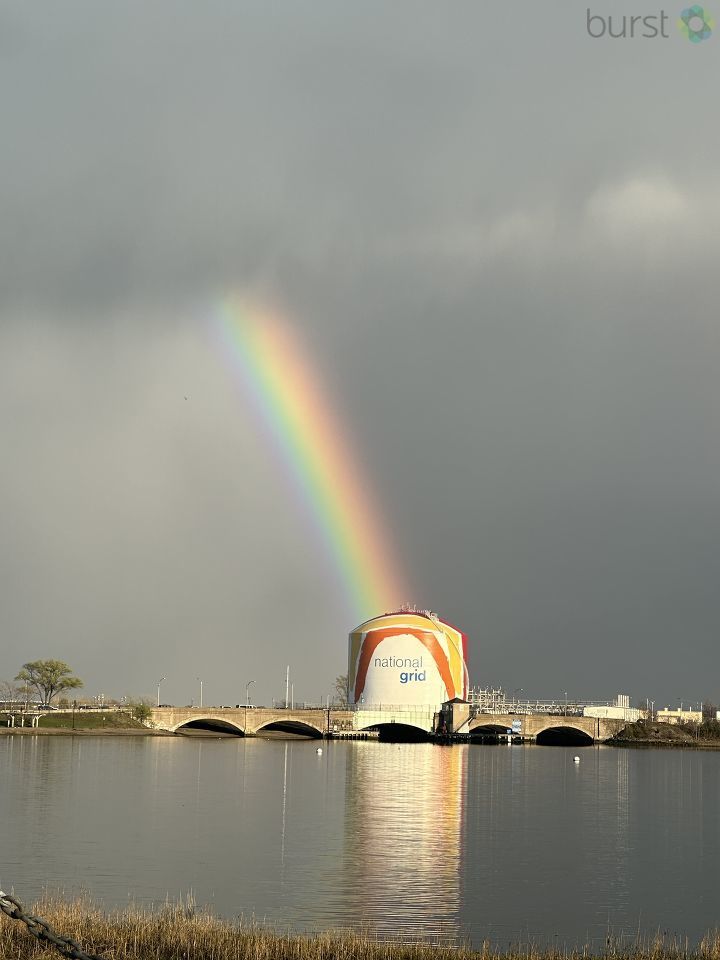 boston25's tweet photo. 🌈👀 WOW! Check out this incredible shot of a rainbow that formed Thursday over the natural gas storage tank on Dorchester's waterfront: https://t.co/dm0FWyai4t (📸: Janine Bushman) https://t.co/olwfGuY7pN