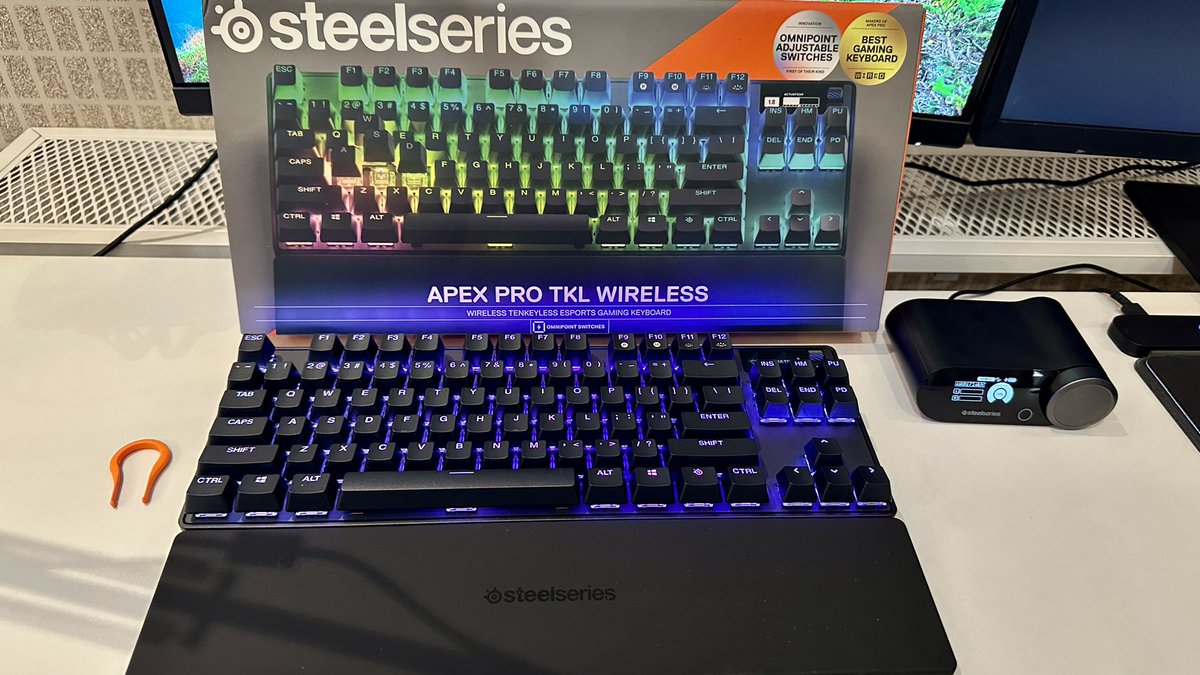 RaidenCell's tweet photo. Thanks so much to the SteelSeries team for sending this amazing keyboard!! 🧡🤍 ps im loving it already! @recMOMENTS https://t.co/xJCvjo9c9q