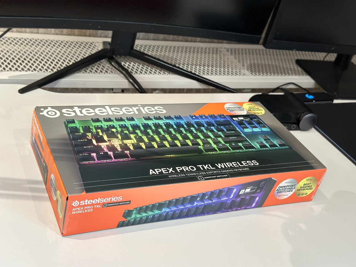 RaidenCell's tweet photo. Thanks so much to the SteelSeries team for sending this amazing keyboard!! 🧡🤍 ps im loving it already! @recMOMENTS https://t.co/xJCvjo9c9q