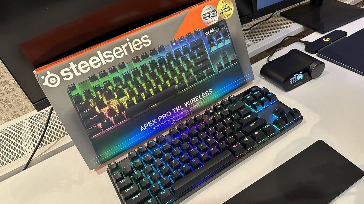 RaidenCell's tweet photo. Thanks so much to the SteelSeries team for sending this amazing keyboard!! 🧡🤍 ps im loving it already! @recMOMENTS https://t.co/xJCvjo9c9q