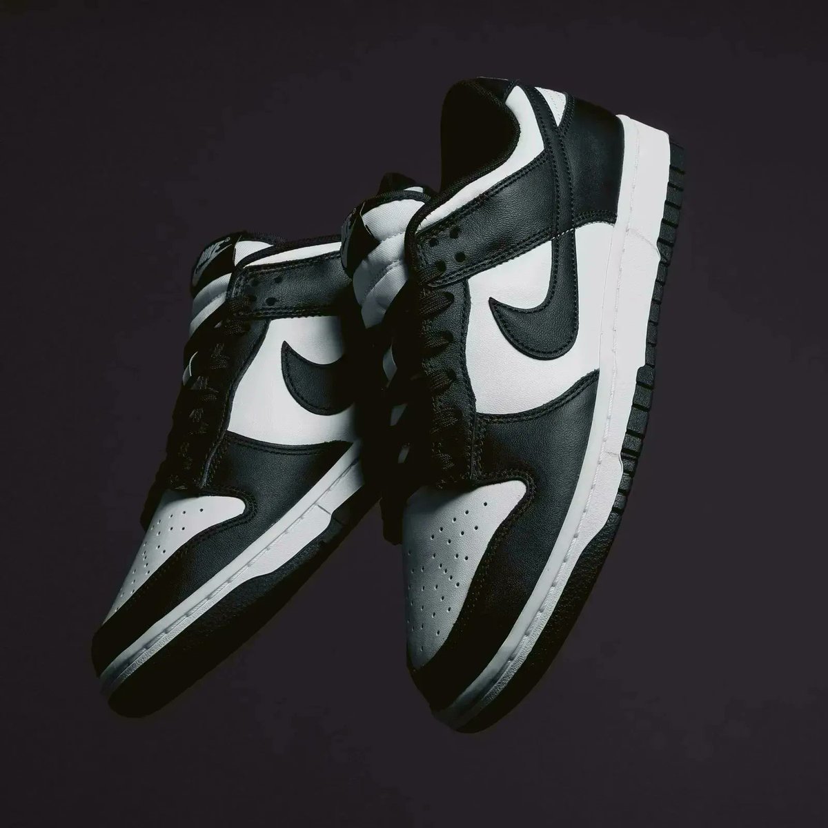 SneakerShouts's tweet photo. Restocking at 10am EST. 
Nike Dunk Low "White Black" 

BUY HERE: https://t.co/jKKaXrvlp4 https://t.co/gylevUicUv