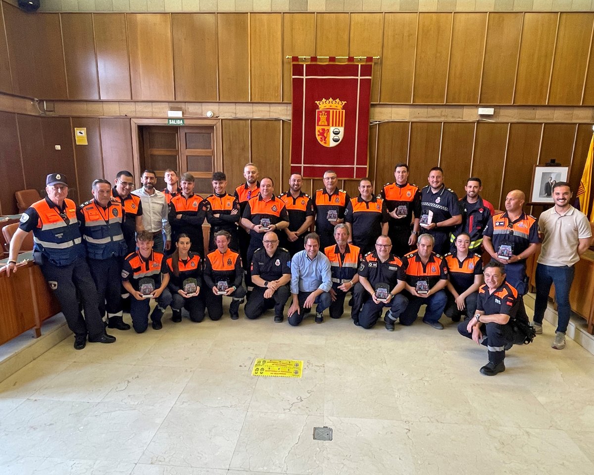 ivazquez06's tweet photo. Reconociendo el gran trabajo realizado por las Agrupaciones de Protección Civil de varias localidades, entre ellas @pctorrejon, en los grandes eventos de #TorrejóndeArdoz, como Mágicas Navidades.
Gracias por cuidar cada día de los vecinos de forma altruista. https://t.co/sgnrOd92YV