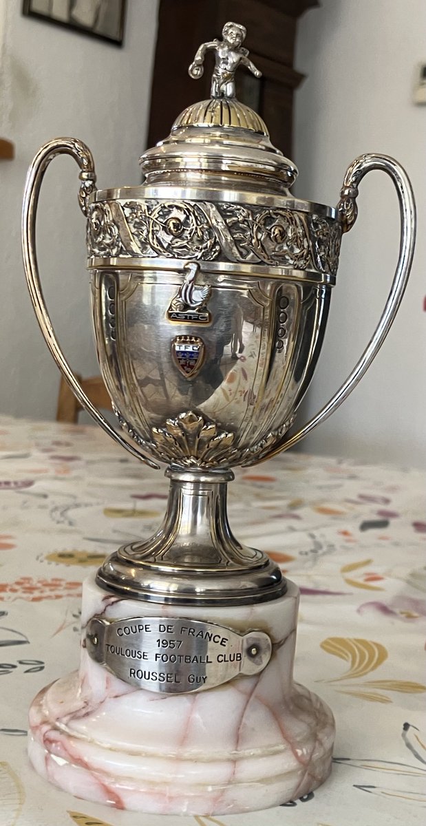 isson_patrick's tweet photo. La coupe et… Guy Roussel le gardien de la finale de 1957 et ses jolies moustaches en photo avec le roi Pelé. https://t.co/pslWGqY4f2