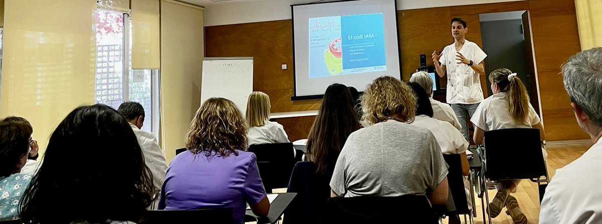 j0sepMontserrat's tweet photo. Impartint la formació en #codiIAM als companys del #CAPMollerussa https://t.co/sG9RoJa35A