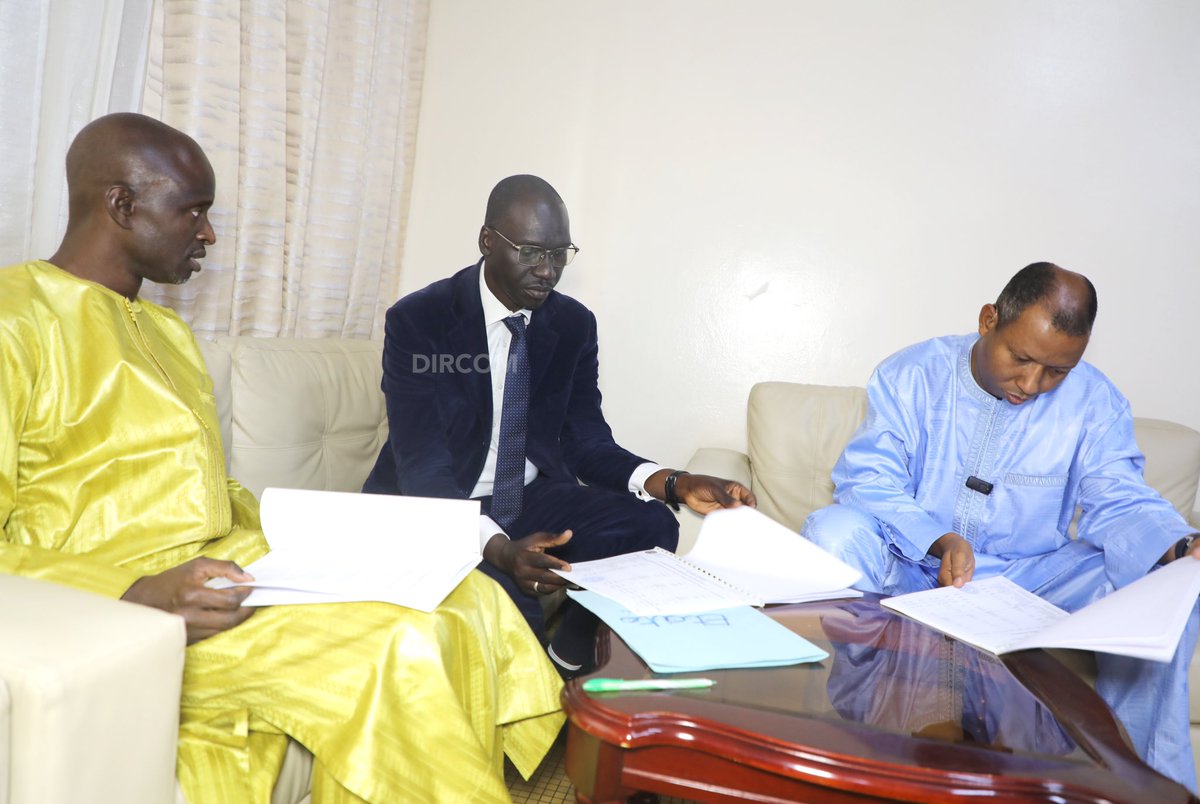 UCAD_Senegal's tweet photo. #PASSATION_SERVICE🤝
A #INSEPS entre le Directeur sortant Pr Mountaga Diop & le nouveau Pr Souleymane Diallo
Dans une ambiance sobre et décontractée les témoignages ont magnifié l’exemplarité et la qualité du travail accompli
#UCAD #senegal #compublique #sport @AhmadouAlyMbaye https://t.co/MtXP91MTnW