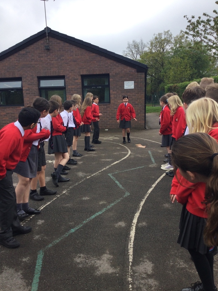 StrettonStMatts's tweet photo. Year 5 created a conscience alley today. We came up with some very sound advice for the Paper Bag Prince, helping him to make a decision on whether he should give up his land or not. #ssm #ssmreading #ssmwriting https://t.co/aVVlqOXmvP