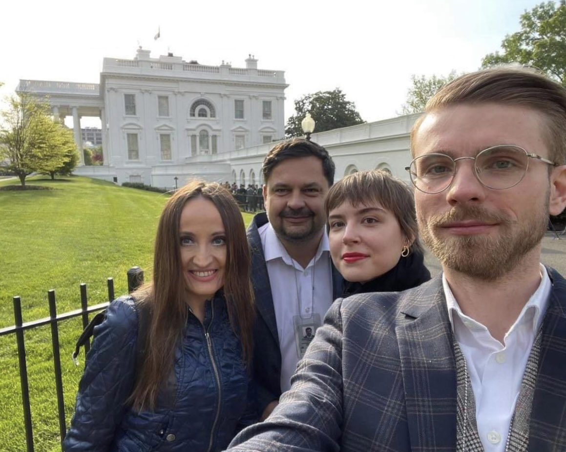 Paweł Żuchowski (@p_zuchowski) on Twitter photo Fajnie spotkać rodaków w Białym Domu.
Julia Święch, Justyna Dobrosz - Oracz i <a href="/patrykmichalski/">Patryk Michalski</a> dzięki za spotkanie i dyskusje. Fajnie spotkać rodaków w Białym Domu.
Julia Święch, Justyna Dobrosz - Oracz i <a href="/patrykmichalski/">Patryk Michalski</a> dzięki za spotkanie i dyskusje.