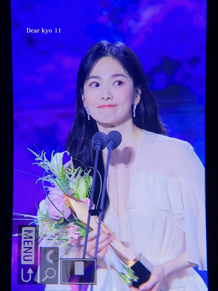 입 꾹꾹이 🙈💙
#송혜교 #SongHyeKyo #TheGlory 
#백상예술대상 #BaeksangArtsAwards