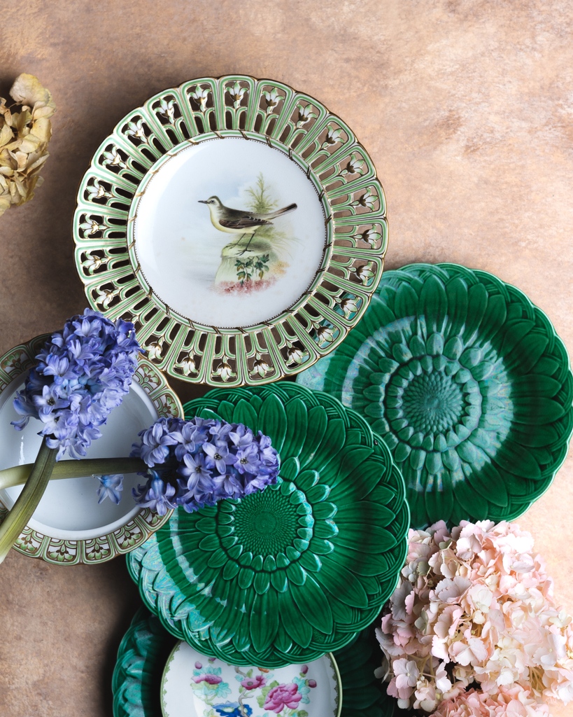 It's almost the weekend...let our selection of green tableware inspire your entertaining plans 💚 ⁠
⁠
Examples of some of our 19th-century Minton and Wedgwood dishes. We have sets of multiples for all your hosting needs!⁠