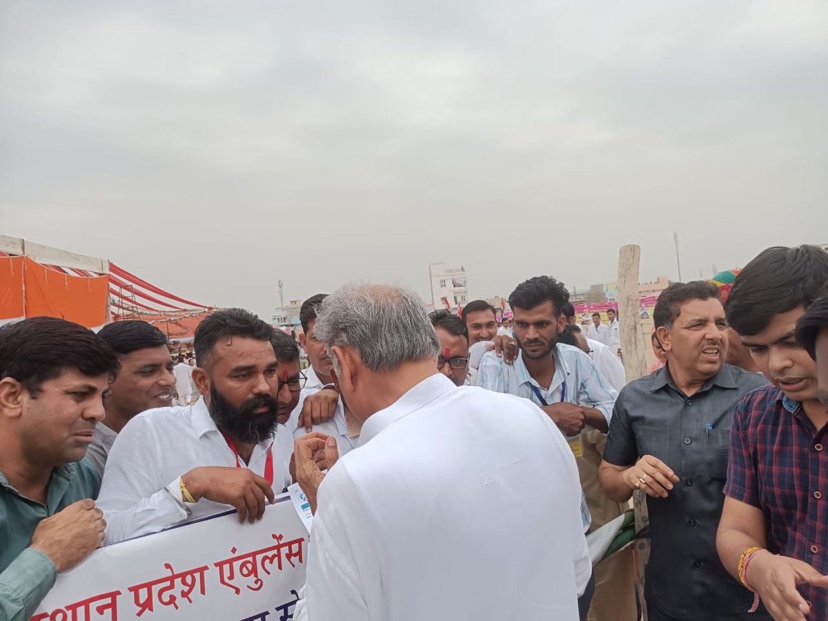 ArjunSahuOffice's tweet photo. आज फिर से ज्ञापन के माध्यम से अवगत कराया गया हनुमान���ढ़ टीम के द्वारा 108 कर्मचारियों को ठेके प्रथा से मुक्त कराए साहब
#108_कर्मचारियों_को_ठेके_प्रथा_से_मुक्त_कराए_सवीदा_कमेटी_मैं_शामिल_करे
@ashokgehlot51 @RajCMO @NhmRJOfficial @sujaramsaran @1stIndiaNews https://t.co/eBbUH9gWbn