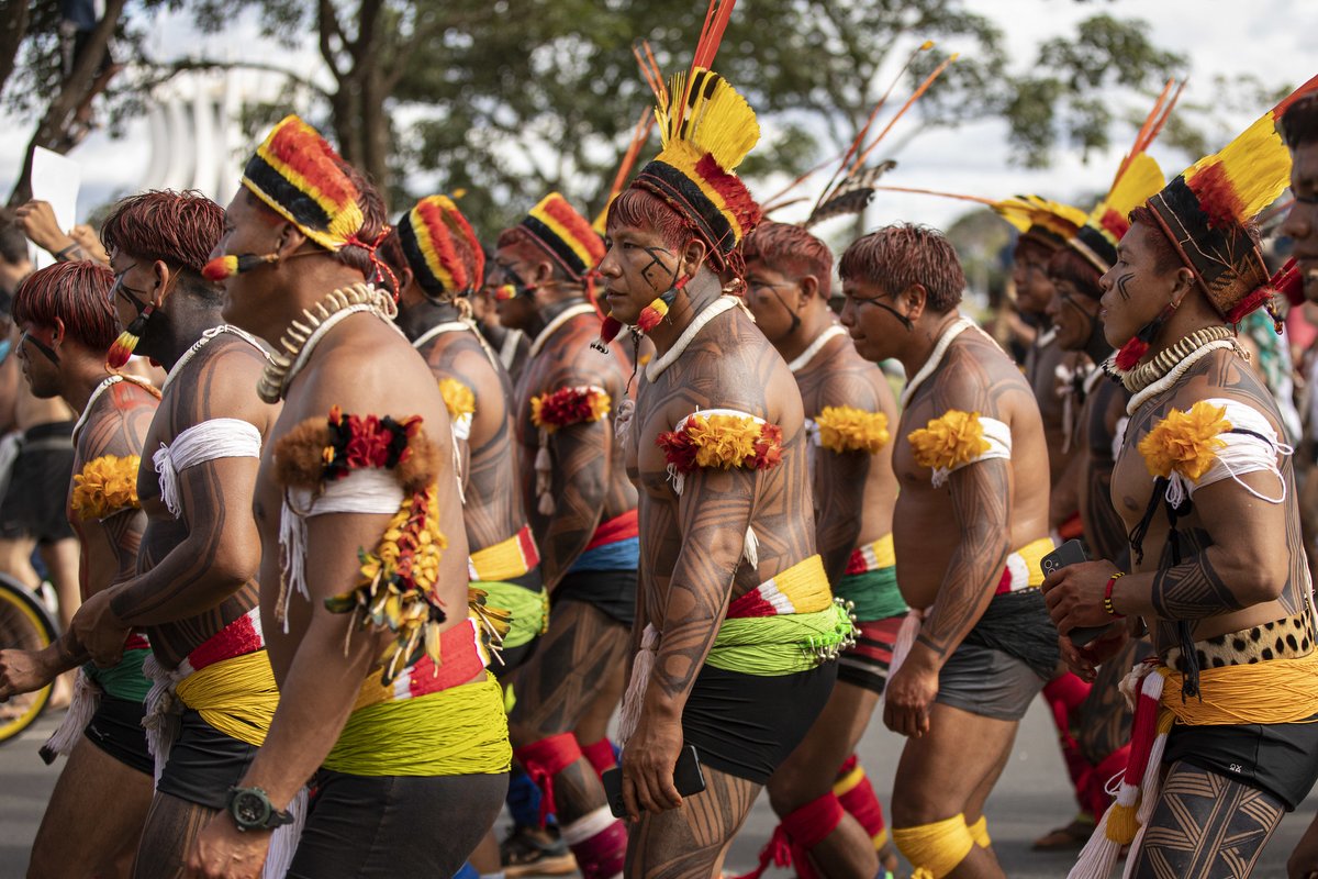 🇧🇷 Esta semana más de 6 mil personas de 200 pueblos indígenas de todo Brasil se reunieron en la capital brasileña para luchar por sus derechos y denunciar la violencia que ocurre en sus territorios. Entiende: 🧵

#ATL2023 #AbrilIndígena #DemarcaçãoÉDemocracia