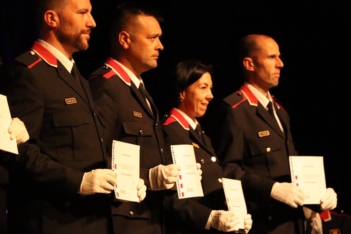 📸 Celebrem des d'#Amposta el Dia de les Esquadres 2023 de la Regió Policial de les #TerresdelEbre <a href="/mossos/">Mossos</a> 

🗣️ #delegat <a href="/asalvadof/">Albert Salvadó Fernàndez</a>: "Sou necessaris per fer més fàcil i, sobretot, segur el nostre dia a dia"

Felicitats a totes les persones premiades!