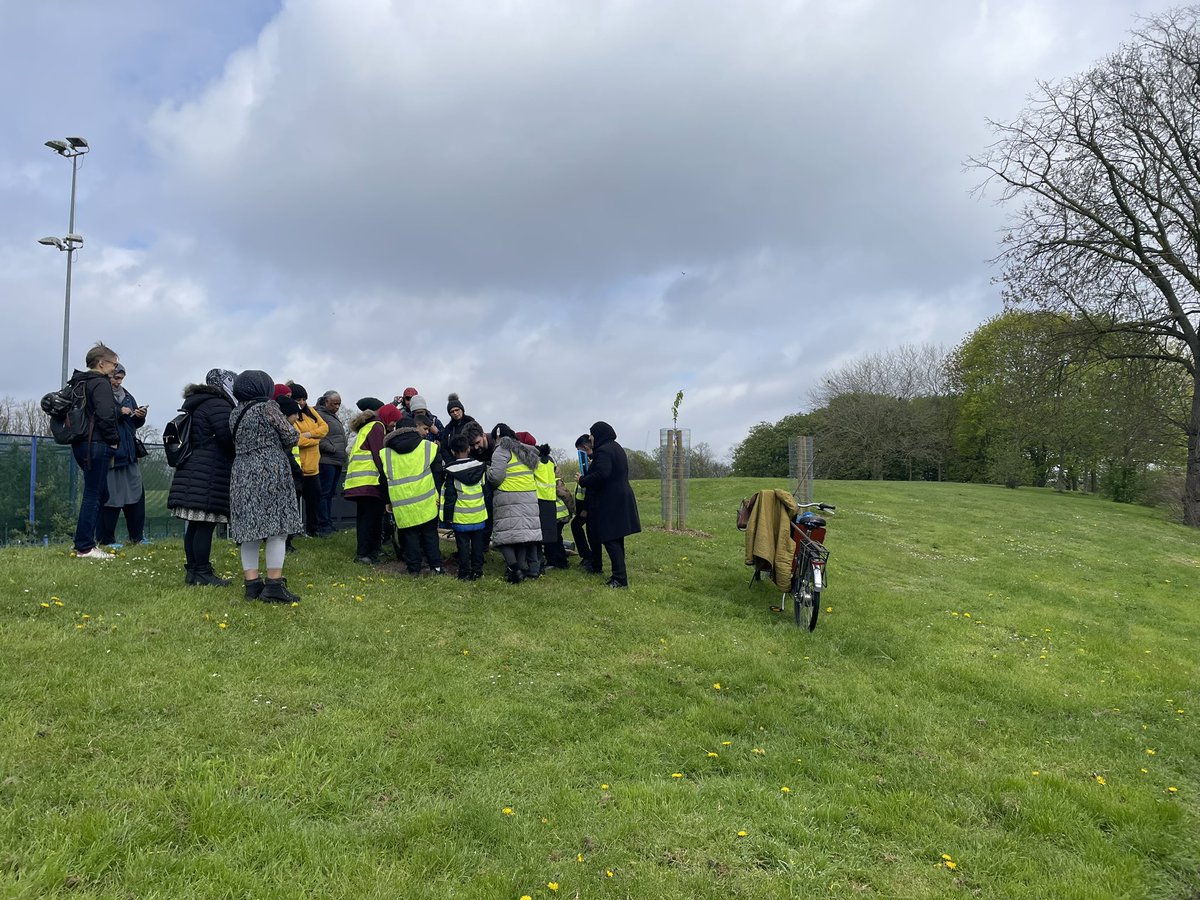 MrsFuery's tweet photo. We had a fantastic morning planting fruit trees in our local area! Thank you Balsall Heath @fruitnutvillage looking forward to more projects in the future! #BalsallHeath @PercyShurmerAET #community #aiminghigh https://t.co/J8rtSeRhsH