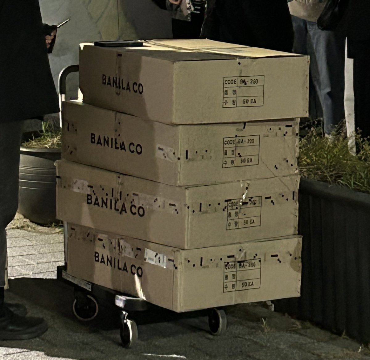 miwon17_'s tweet photo. Gift for carats attending music shows
Huxley for mubank
(Hand cream, perfume sachet,lip balm)
Banila co for inkigayo
(Barbie scrunchie, lip balm, mist) https://t.co/HTyZJg3iaI