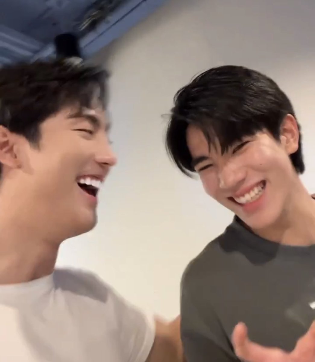 crushon9x's tweet photo. ฟอส : วันนี้วันไรครับ
โฟ้ด : วันนี้เปนวันที่ชอกะเชมาแล้วใช่มั้ย
ฟอส : ใช่
โฟ้ด : วันนี้จะเปนวันที่มัมหมีจะบอกว่ามัมหมีขิตละเพราะมีฟอสบุ๊ค
ฟอส : 5555555เจอกันน้อง
โฟ้ด : เจอกันครับ สู้ๆครับ

น่ารักมากกกก 😭🫶🏻 พี่ฟอสกะน้องโฟ้ดแง
@tawattannn @fforcejs 
#Fourthnattawat #fforce_ https://t.co/TXybqeHTcY