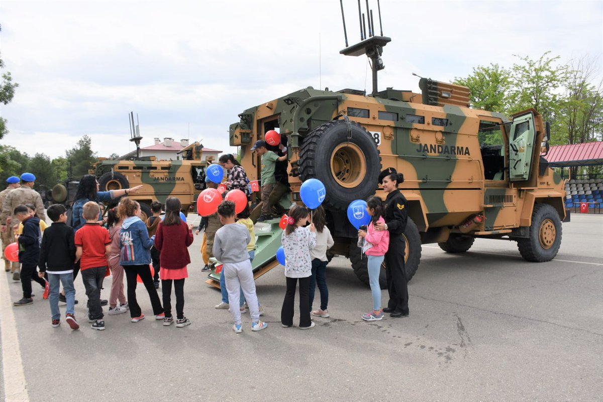 BatmanilMEM's tweet photo. 23 Nisan Ulusal Egemenlik ve Çocuk Bayramı'nın 103. Yıl Dönümü  etkinlikleri kapsamında okul öncesi, ilkokul ve ortaokul öğrencilerimiz İl Jandarma Alay Komutanlığına misafir oldular.

🔗https://t.co/hOx2qx3DNL

@tcmeb @prof_mahmutozer @jandarma @tuncay_morkoc @MahmutKurtaran1 https://t.co/ARQVoCgoPg