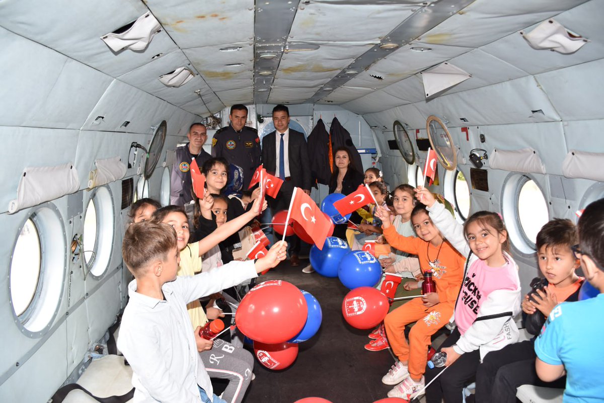 BatmanilMEM's tweet photo. 23 Nisan Ulusal Egemenlik ve Çocuk Bayramı'nın 103. Yıl Dönümü  etkinlikleri kapsamında okul öncesi, ilkokul ve ortaokul öğrencilerimiz İl Jandarma Alay Komutanlığına misafir oldular.

🔗https://t.co/hOx2qx3DNL

@tcmeb @prof_mahmutozer @jandarma @tuncay_morkoc @MahmutKurtaran1 https://t.co/ARQVoCgoPg