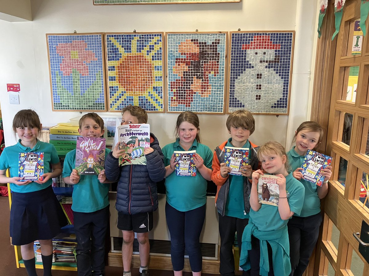 Diolch yn fawr @LlyfrauCymru am y rhodd o lyfr darllen i bob disgybl!! Y plant wrth eu boddau!!

Huge thanks to Books Council of Wales for the gift of a reading book for every pupil!The children are excited to read them!! 😀📚#carudarllen #llesllawenyddallwyddiant