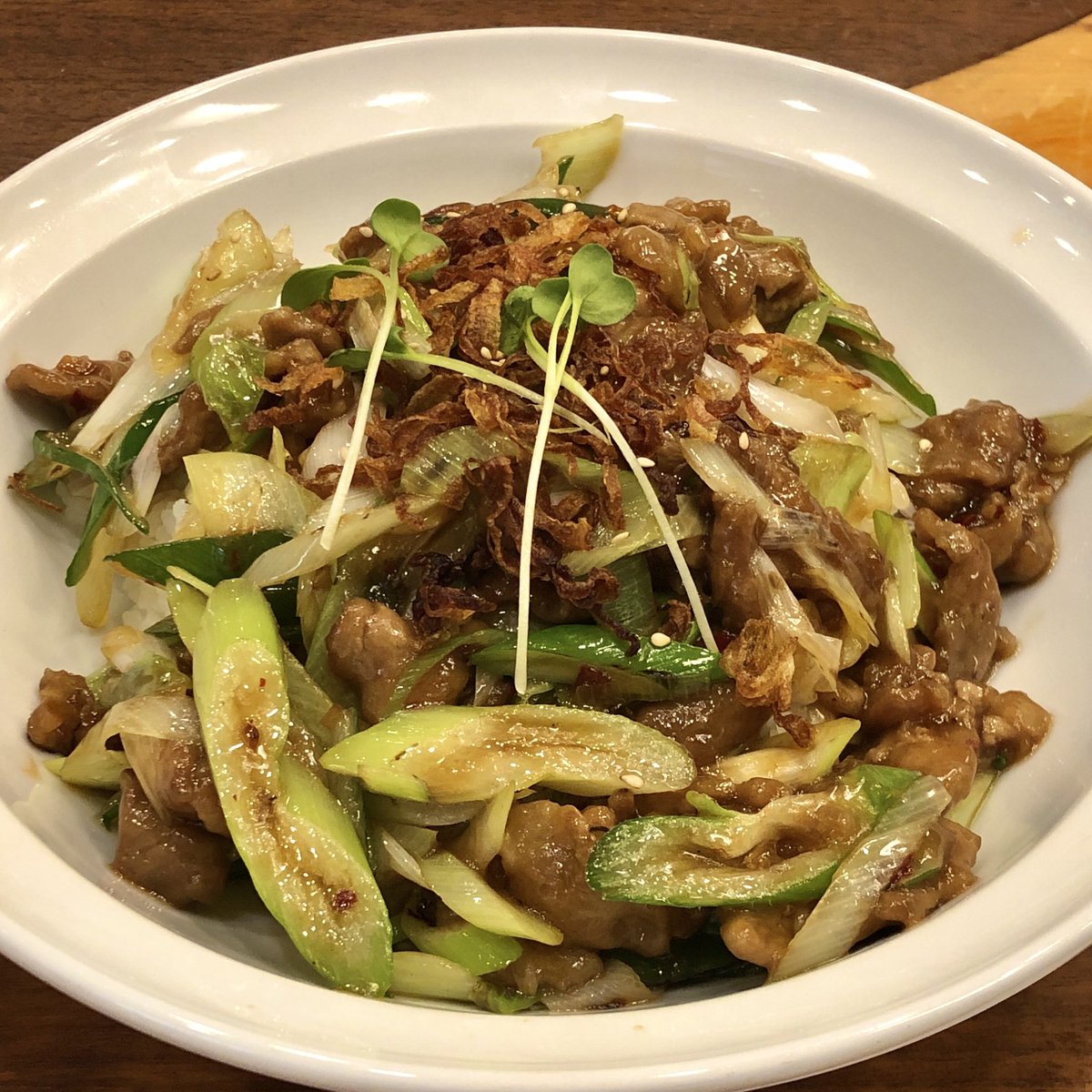 LifeTeria's tweet photo. 遊楽の「二四八九丼（によんはちきゅう丼）」
名前の由来を訊くの忘れました
豚肩ロース、葱、ピーマン、生姜
好きな系統の味です https://t.co/nDRIrRqtOk