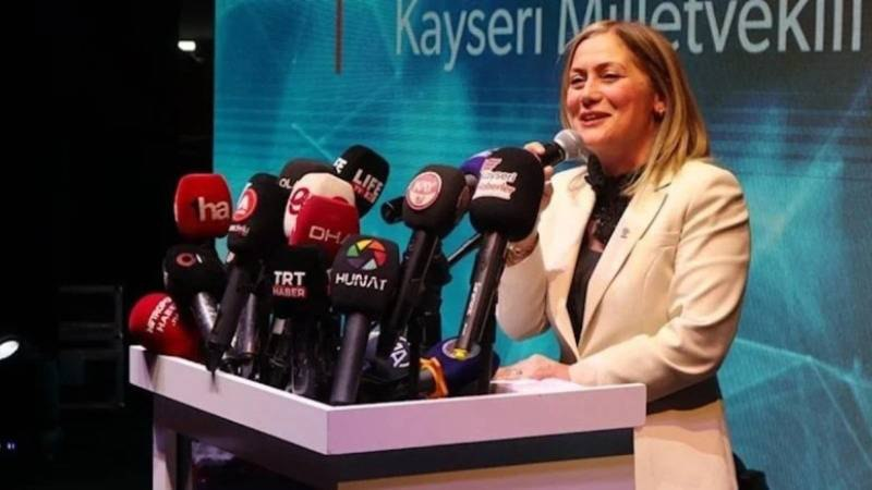 ajans_muhbir's tweet photo. AKP Kayseri milletvekili adayı Emine Timuçin:

“20 yıl önceki asgari ücretle bin ekmek alabiliyorken şimdiki asgari ücretle 10 bin tane ekmek alabiliyorsunuz. Alım gücü daha da çoğaldı” https://t.co/qzHKkFZVH5