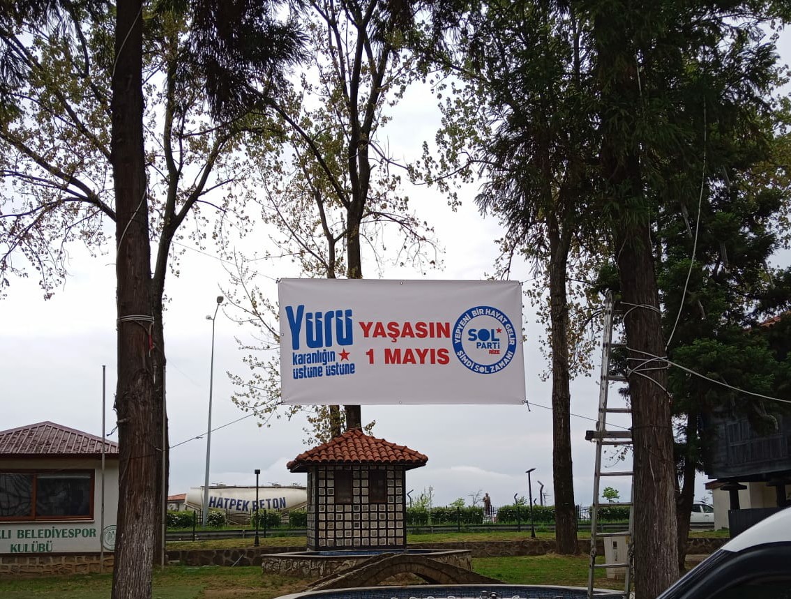 ⭐Fındıklı ilçemizde 1  Mayıs pankartımızı astık.
#yepyenibirhayatgelir
#1Mayıs