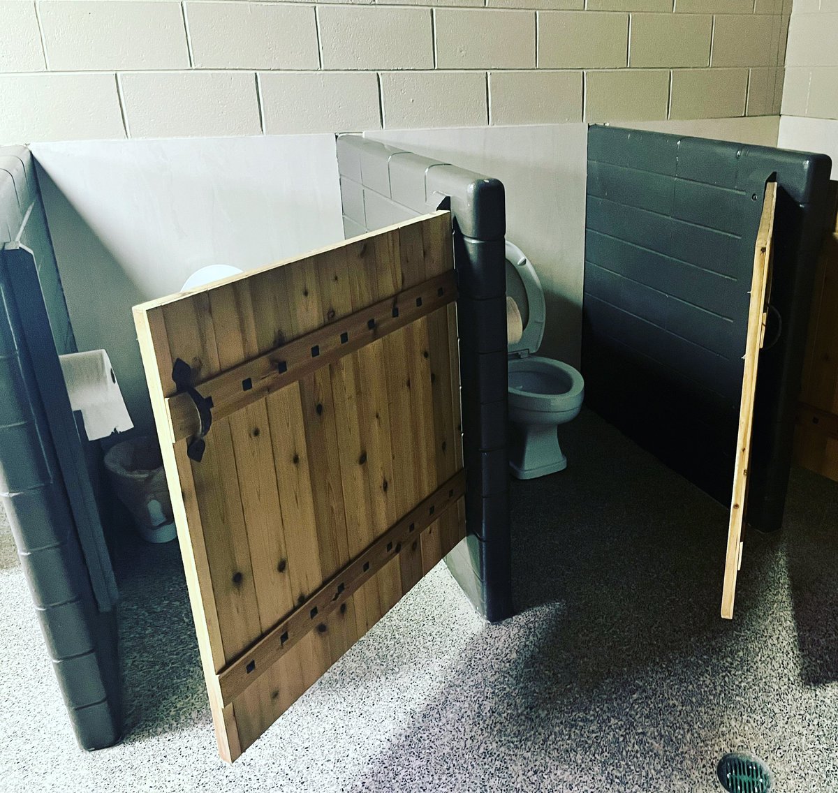 bobsmileycomedy's tweet photo. I guess for when you both have to go to the bathroom but want to keep talking?
#loweryourwalls #letyourguarddown https://t.co/VlF4Eabhg8