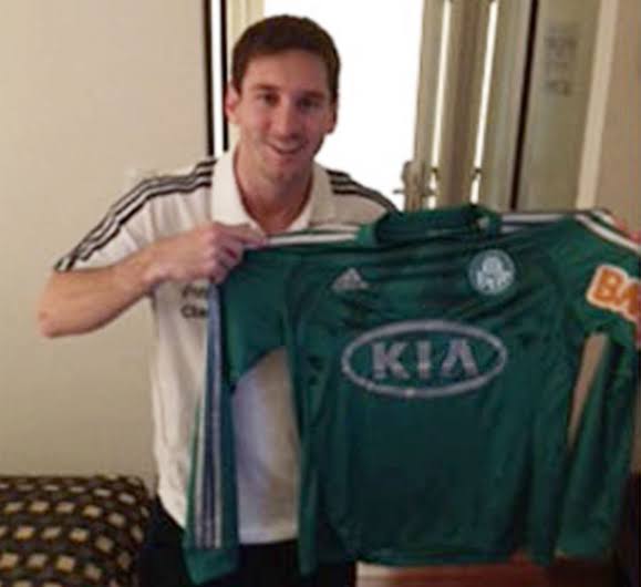 CentralDaSEP's tweet photo. 🟢⚪️ | Maxi Biancucchi, primo de Lionel Messi, revelou que o gênio argentino, além de conhecer muito sobre o futebol brasileiro, quando criança escolheu uma camisa do Palmeiras dentre diversas outras de times do Brasil para comprar.

🗞 [@ESPNBrasil] https://t.co/021qCtYgm5