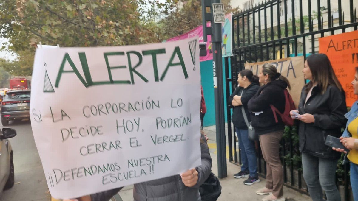 AguilarMario's tweet photo. Atención, amenaza de cierre de la Escuela El Vergel de Providencia. Una escuela histórica, de buenos resultados, pública y gratuita. Emplazo a la Alcaldesa Matthei a q deje sin efecto esta pésima idea

@evelynmatthei está con la 400 familias de la escuela o con las inmobiliarias? https://t.co/NdJjNSeVJG