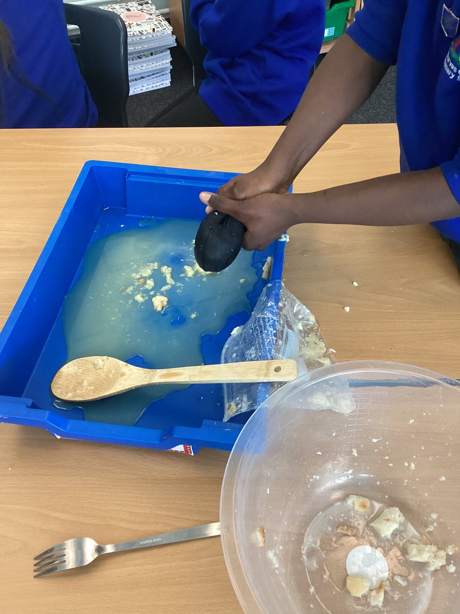 Turves_GreenPS's tweet photo. Year 4 have been investigating how the digestive system works. We have been using lots of new scientific vocabulary to explain the digestives process. We thoroughly enjoyed getting messy as we explored! #year4science @ExcelsiorMAT https://t.co/cGwu7xPxYJ