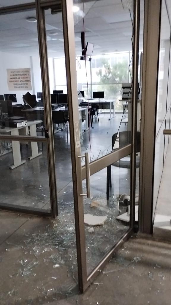 yenimarinop's tweet photo. Me indigna y enoja al ver c��mo dejaron el edificio CENTIC @UIS. Nada justifica dañar objetos que aportan al desarrollo académico y científico de la universidad pública. Eso NO REPRESENTA a nadie, se equivocan y como parte de la comunidad @UIS que soy lo rechazo profundamente. https://t.co/pe4c7Bg8KB
