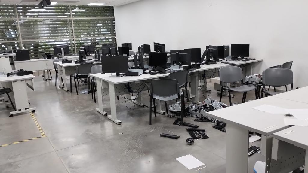 yenimarinop's tweet photo. Me indigna y enoja al ver c��mo dejaron el edificio CENTIC @UIS. Nada justifica dañar objetos que aportan al desarrollo académico y científico de la universidad pública. Eso NO REPRESENTA a nadie, se equivocan y como parte de la comunidad @UIS que soy lo rechazo profundamente. https://t.co/pe4c7Bg8KB